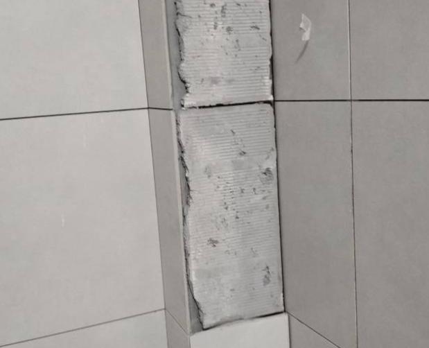 南宁市瓷砖空鼓维修公司分享下瓷砖施工前基层浇水润湿程度不足，可能导致以下问题
