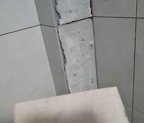 南宁市瓷砖空鼓维修公司分享下厨房瓷砖脱落的补救措施。